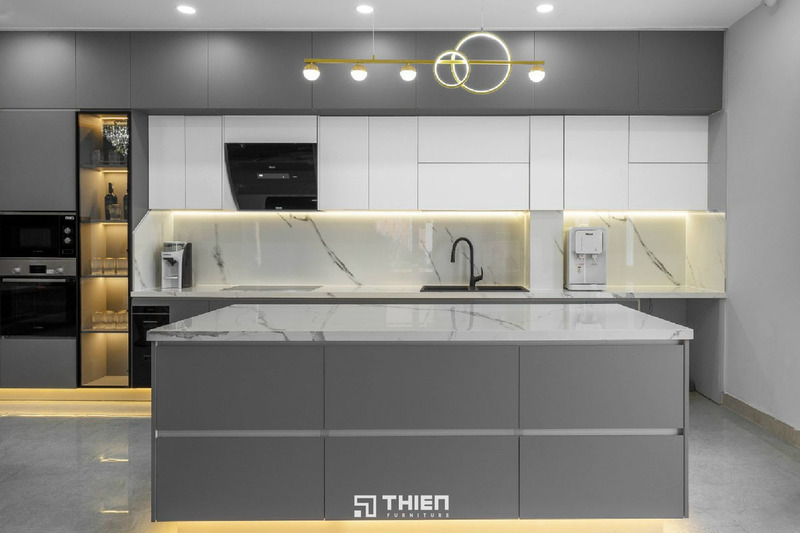 Bếp Chữ I Dài 7m Ốp Đá Sứ Trắng Sang Trọng TBT099